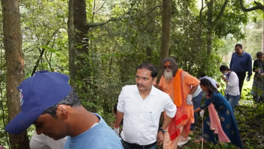 डीएम मनीष कुमार की अगुवाई में मानेश्वर धाम में स्वच्छता का महासंकल्प, डेढ़ टन प्लास्टिक कचरा हटाकर दिया पर्यावरण संरक्षण का बड़ा संदेश