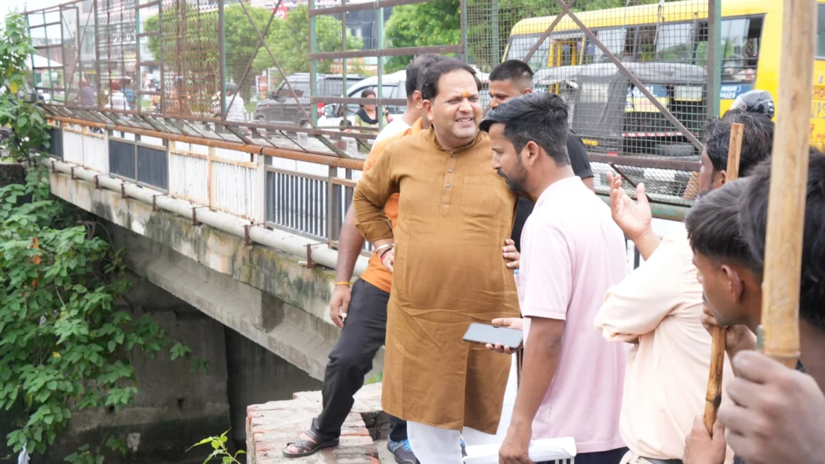 रुद्रपुर में कल्याणी नदी सफाई अभियान का निरीक्षण करते महापौर विकास शर्मा