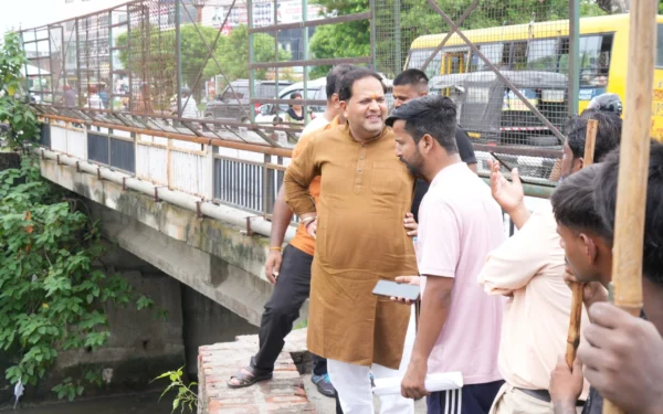 रुद्रपुर में कल्याणी नदी सफाई अभियान का निरीक्षण करते महापौर विकास शर्मा
