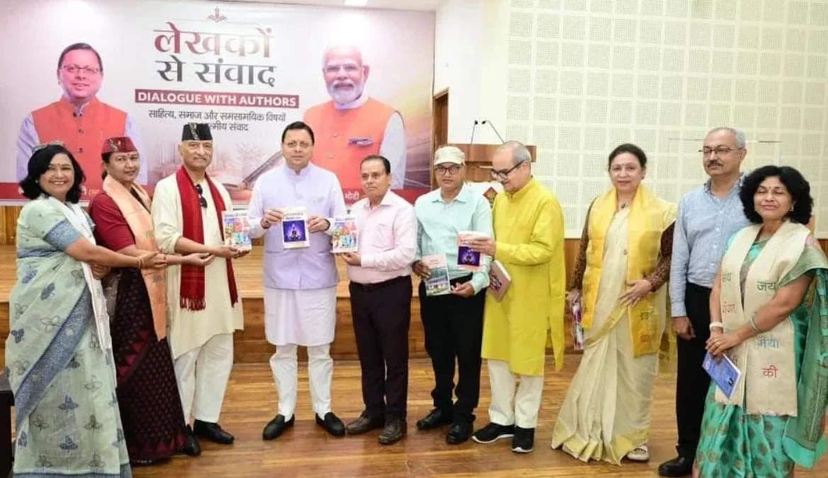 मुख्यमंत्री पुष्कर सिंह धामी मुख्य सेवक सदन में उत्तराखंड के साहित्यकारों और लेखकों से संवाद करते हुए