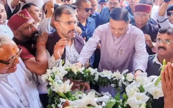 मुख्यमंत्री पुष्कर सिंह धामी देहरादून में पूर्व कैबिनेट मंत्री स्व. हीरा सिंह बिष्ट को श्रद्धांजलि अर्पित करते हुए