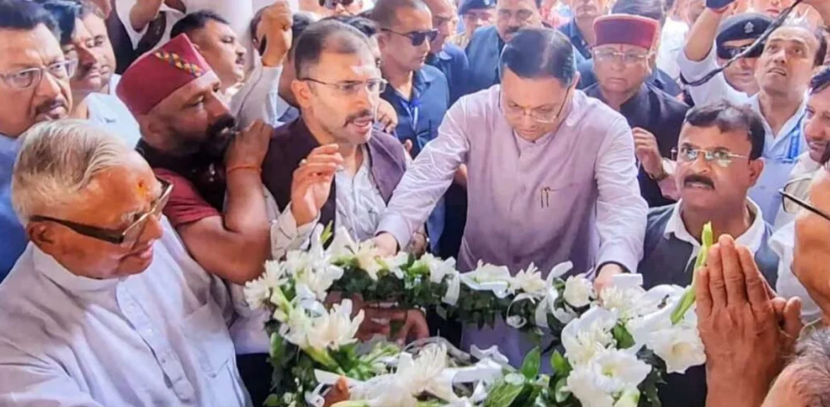मुख्यमंत्री पुष्कर सिंह धामी देहरादून में पूर्व कैबिनेट मंत्री स्व. हीरा सिंह बिष्ट को श्रद्धांजलि अर्पित करते हुए