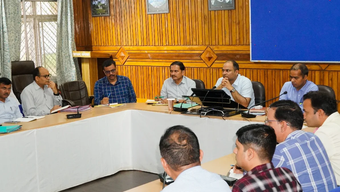डीएम मनीष कुमार ने अधिकारियों को चेताया, लंबित राजस्व वाद और सीएम हेल्पलाइन शिकायतें तय समय में निपटाएं