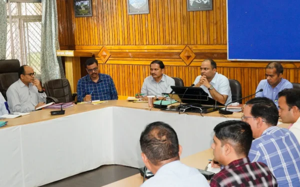 डीएम मनीष कुमार ने अधिकारियों को चेताया, लंबित राजस्व वाद और सीएम हेल्पलाइन शिकायतें तय समय में निपटाएं
