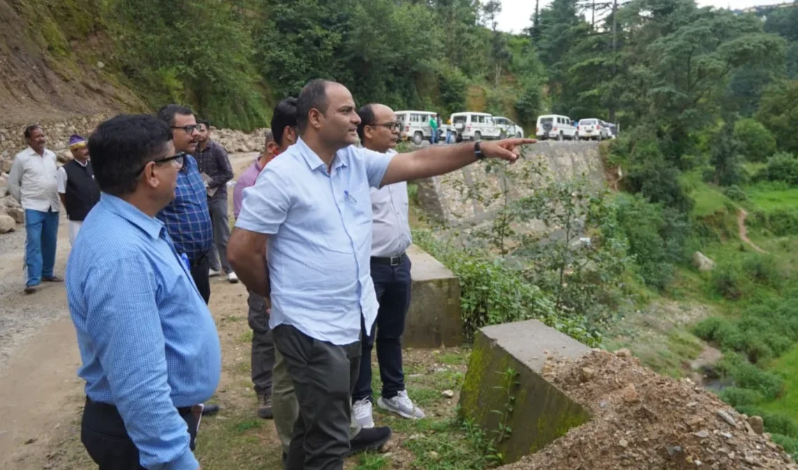 जनता मिलन में शिकायत मिलते ही एक्शन में आए डीएम मनीष कुमार, धामीसौन कटाव क्षेत्र पहुंच दिए स्थायी समाधान के निर्देश