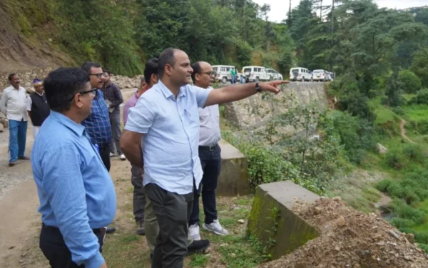 जनता मिलन में शिकायत मिलते ही एक्शन में आए डीएम मनीष कुमार, धामीसौन कटाव क्षेत्र पहुंच दिए स्थायी समाधान के निर्देश