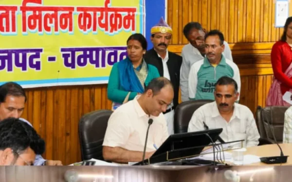 चम्पावत में जिलाधिकारी मनीष कुमार की अध्यक्षता में आयोजित जनसुनवाई में अपनी समस्याएं रखते नागरिक