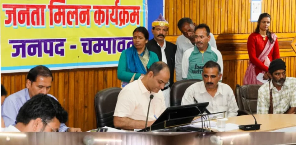 चम्पावत में जिलाधिकारी मनीष कुमार की अध्यक्षता में आयोजित जनसुनवाई में अपनी समस्याएं रखते नागरिक