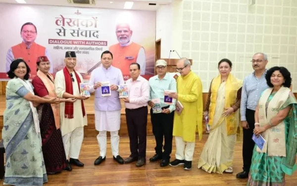 मुख्यमंत्री पुष्कर सिंह धामी मुख्य सेवक सदन में उत्तराखंड के साहित्यकारों और लेखकों से संवाद करते हुए