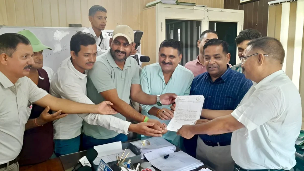 विद्युत कटौती व लो वोल्टेज से आक्रोश, कांग्रेस पार्षद के नेतृत्व में अधिशासी अभियंता का घेराव | Rudrapur News