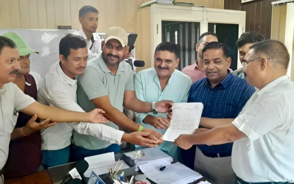 विद्युत कटौती व लो वोल्टेज से आक्रोश, कांग्रेस पार्षद के नेतृत्व में अधिशासी अभियंता का घेराव | Rudrapur News